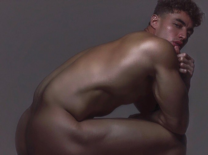 Who&rsquo;s go ya love tonight? 😏🖤 https://t.co/y7eIv3OUVe