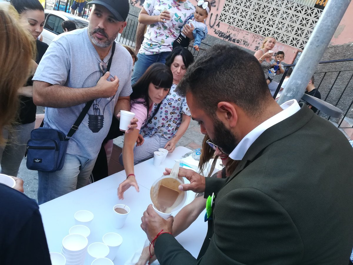 Nuestro candidato servirá siempre al pueblo. En este caso ayudando en el reparto de la merienda en Peñas Blancas. #Pormisvecinosymisvecinas #VotaUCIN