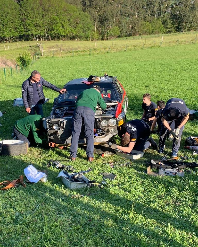 El equipo Key Sport Engineering se encuentra "un situ" en estos momentos reparando el Lancia Delta Integrale de "Lucky" y Fabrizia Pons para reincorporarse mañana