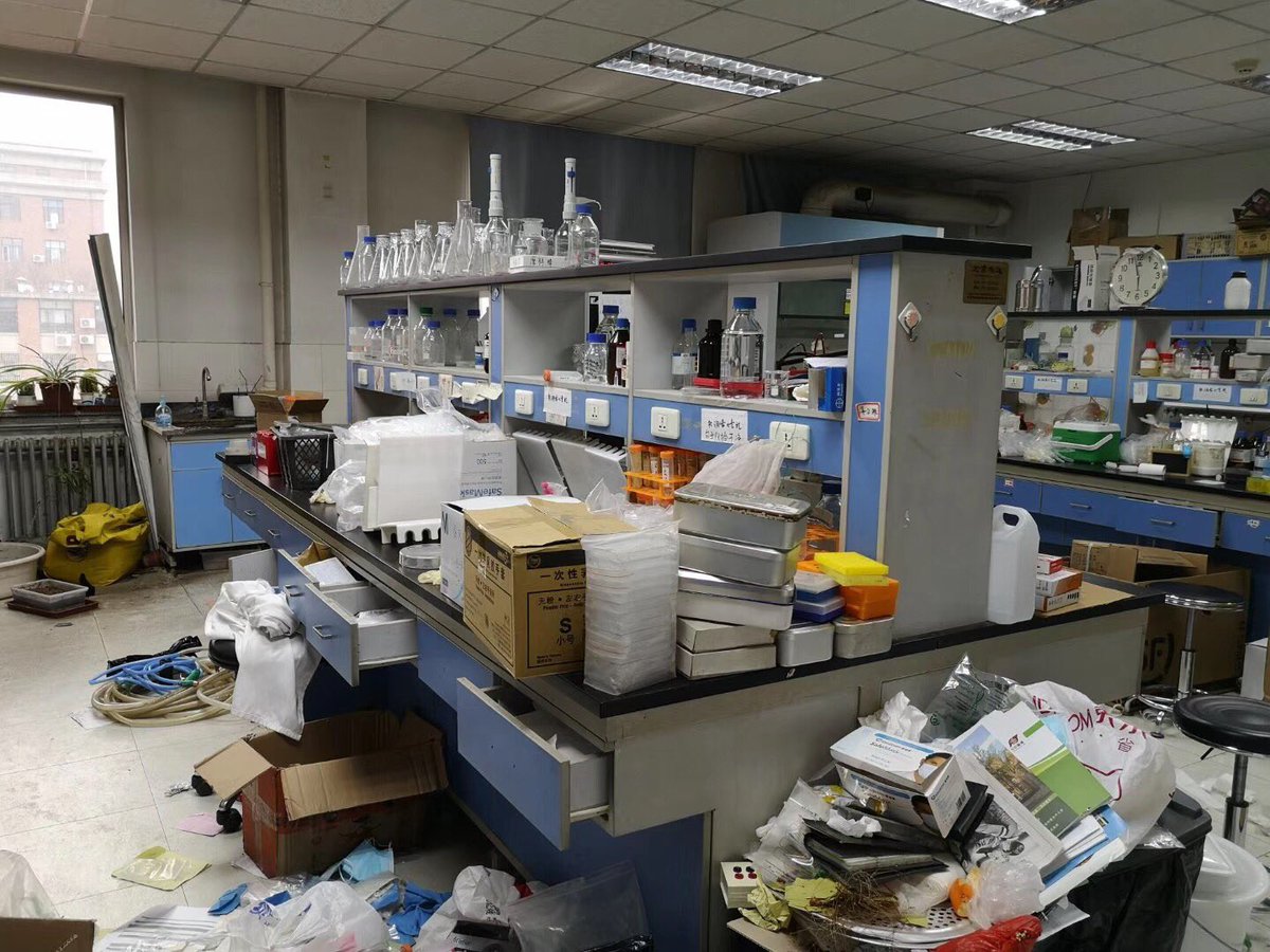 JuliJing's tweet photo. @Raph_Mercier Two months ago when we moved our lab, it’s really messy😂 https://t.co/fWG6bZcJGU