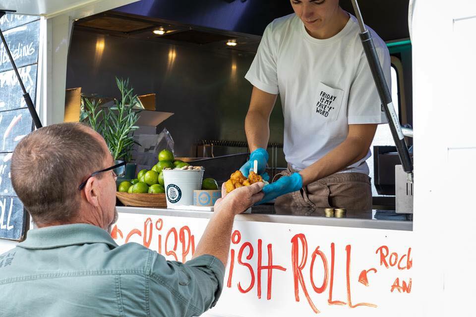 jeansurmer's tweet photo. Genieten van heerlijke wijn en leuke festivalmuziek. Dat is het originele succesrecept van #Bottlefest, op de grasweide van het kasteel van #Beersel. Ook wij zijn er te vinden! Tot morgen! #foodtrucks #festival https://t.co/trXnERrIBI