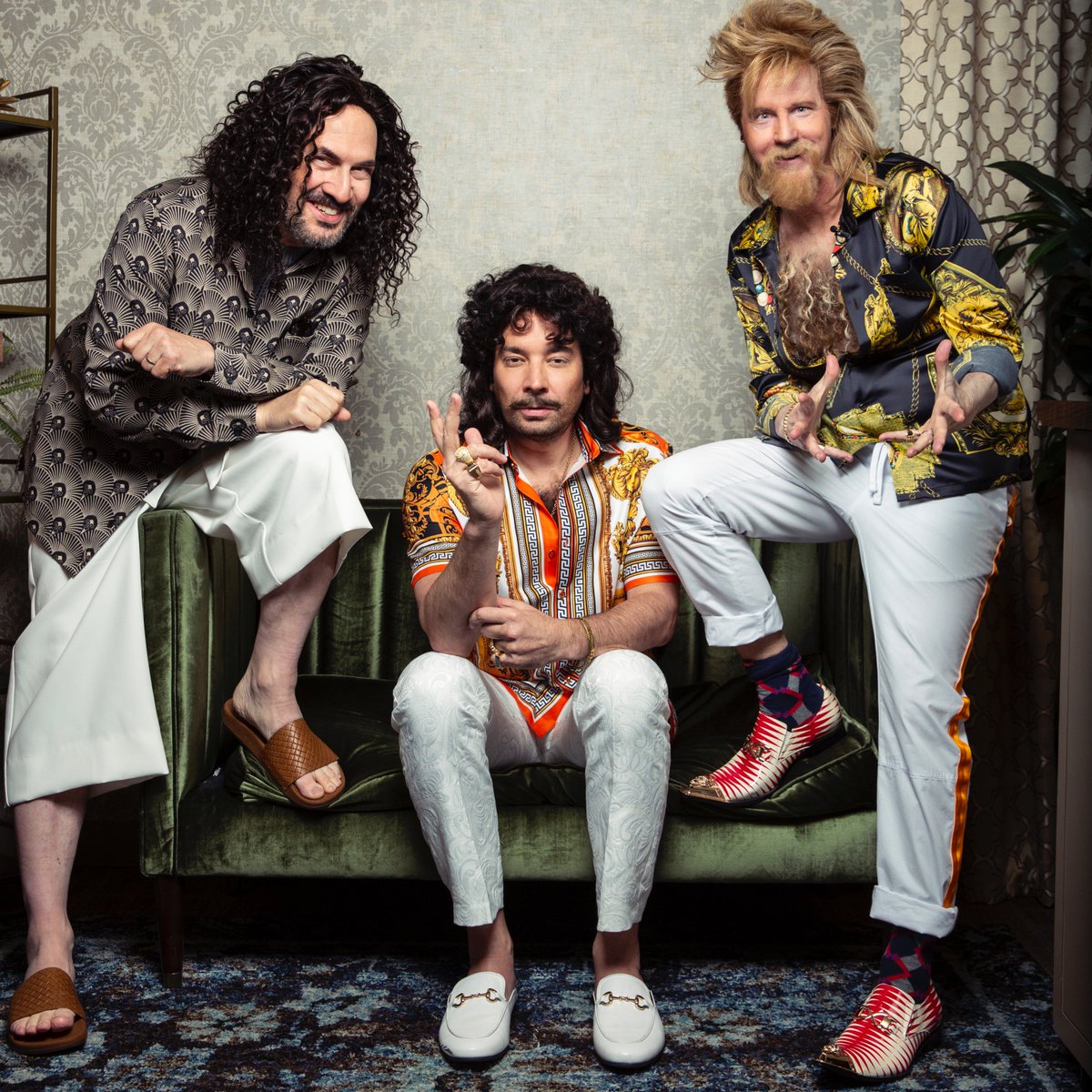 Jason_byrant's tweet image. Fun show tonight! danacarvey is here (and we have something fun planned with special guest Robert Smigel)! Plus, emrata stops by and stand up from chloe_hilliard! #FallonTonight