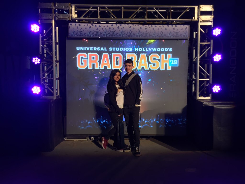 sammmy_cakes's tweet image. Got to meet @marshmellomusic !! Best Grad Night ever!! 🎓🙌🏼 #GradBash2K19