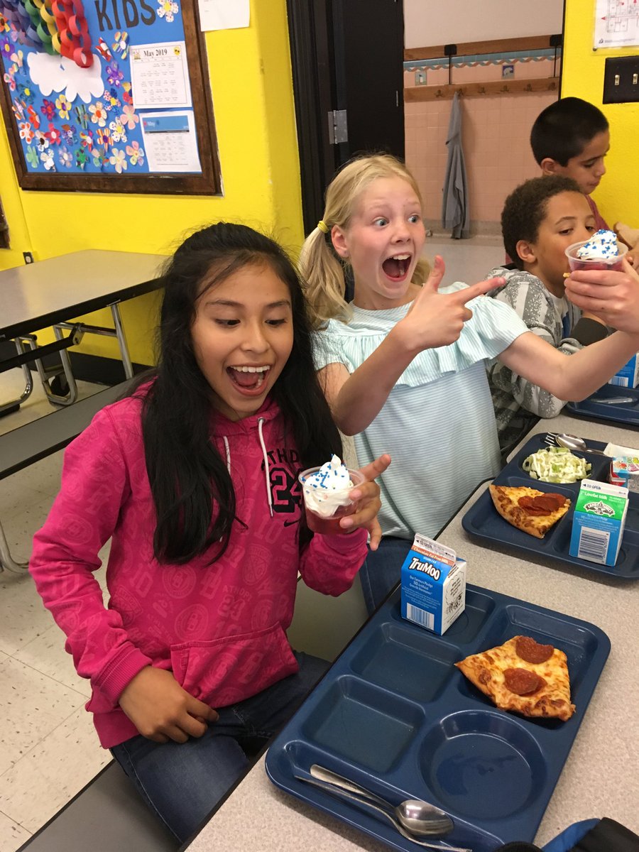 Wapsnutrition's tweet photo. Jefferson Elementary super happy to receive a patriotic Memorial Day strawberry treat😁#winhawkproud https://t.co/Ly2umiIoAX