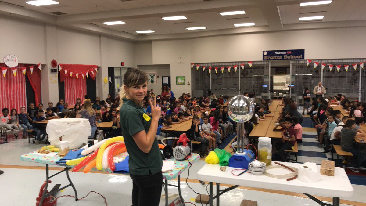 Physics_Circus's tweet image. Our Spring 2019 season finale. Thanks to Hartman Elementary for hosting us!