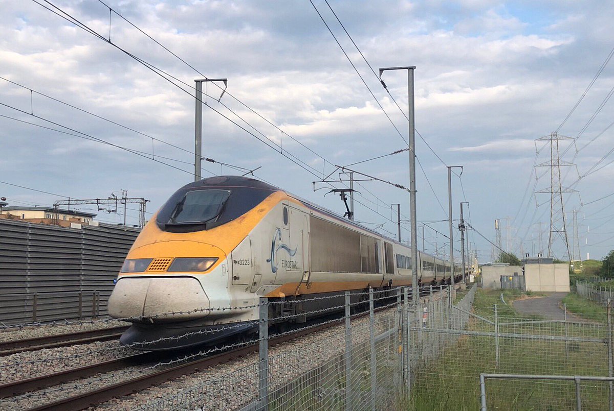 C18S24's tweet photo. Little trip to Rainham on High Speed One to see what was about. And this classic machine working #ES9153 was sighted. Formed of 3223/3214 as well. #Eurostar @Eurostar #traintwitter #trainspotting #highspeedtrain #TGV https://t.co/NhPpTNn6bj