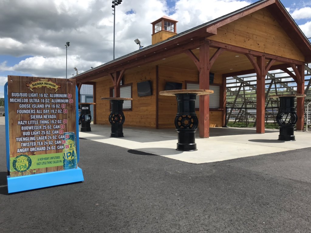 StaffordSpeedwy's tweet photo. It’s a cold beer kind of night. Check out the Double Hooked Bar at the top of the midway for a refreshing cocktail at the track 🍻 🍹 #Modifiedz #mods #raceday https://t.co/7mJumpdkMG
