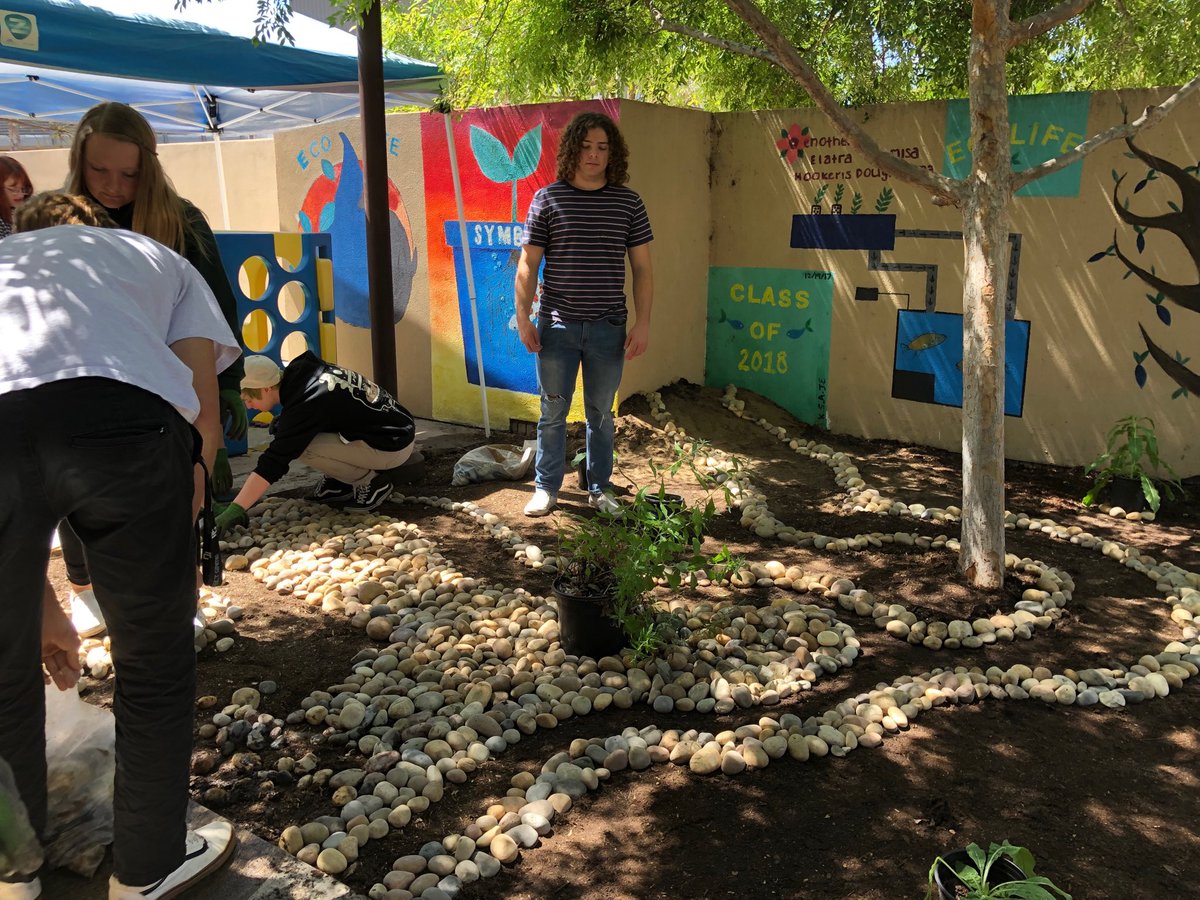 ByrdDebE's tweet photo. Ecolife riparian habitat project at Helix Charter HS. Great job APES!! #helixcharter #ecolife https://t.co/F9n7ukOL09