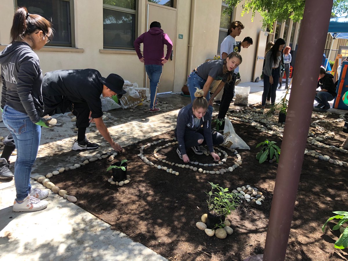 ByrdDebE's tweet photo. Ecolife riparian habitat project at Helix Charter HS. Great job APES!! #helixcharter #ecolife https://t.co/F9n7ukOL09