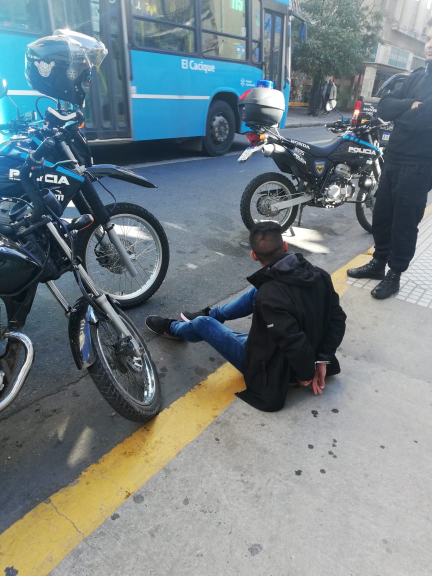 GuillermoTurrin's tweet photo. Detenido un arrebatador en moto, en operativo conjunto de #GUM @fabibergia y el @MinSegSF en pleno microcentro de la ciudad. 
Los operativos en el centro colaboran con la seguridad. https://t.co/nvhYvID1H2
