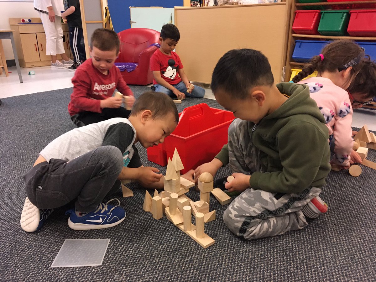 mrs_bennettkhps's tweet image. Today we played with geometric solids. #MathVocabulary #SpatialConcepts @MmeRodney @KanataHighlands