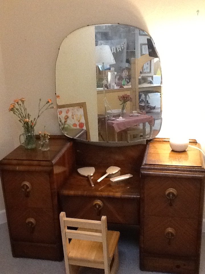 Carolin63261632's tweet photo. Much excitement in Dosbarth Pebble this morning with the arrival of our beautiful new classroom resource. Children and adults alike loved our vintage dressing table and accessories. #beautifulenvironments #authenticlearning #curiosityapproach @cwmffrwdoer https://t.co/wxC5nVb1eG