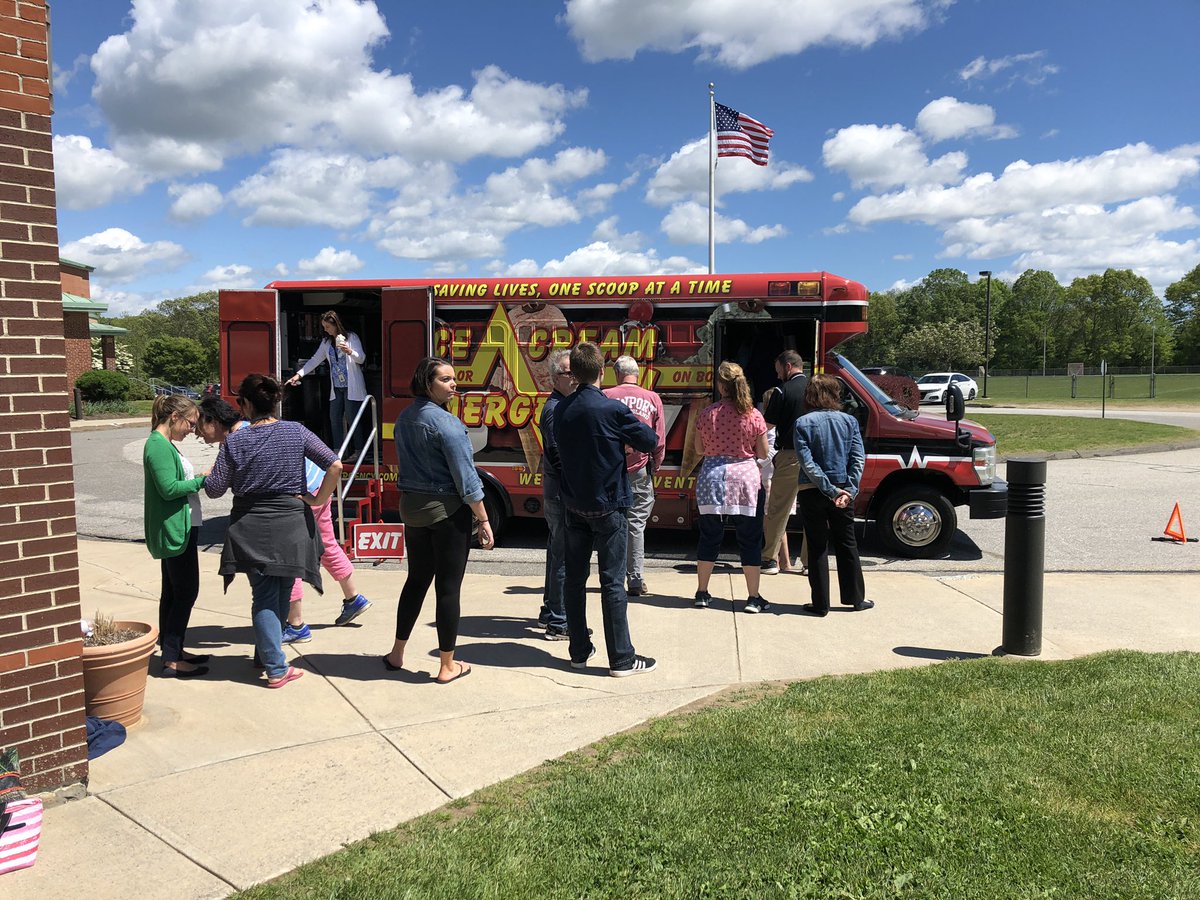 vrhsap's tweet photo. @VRHSPrincipal and I enjoyed celebrating our faculty and staff today for a belated staff appreciation day! https://t.co/lNCUWgrXAO