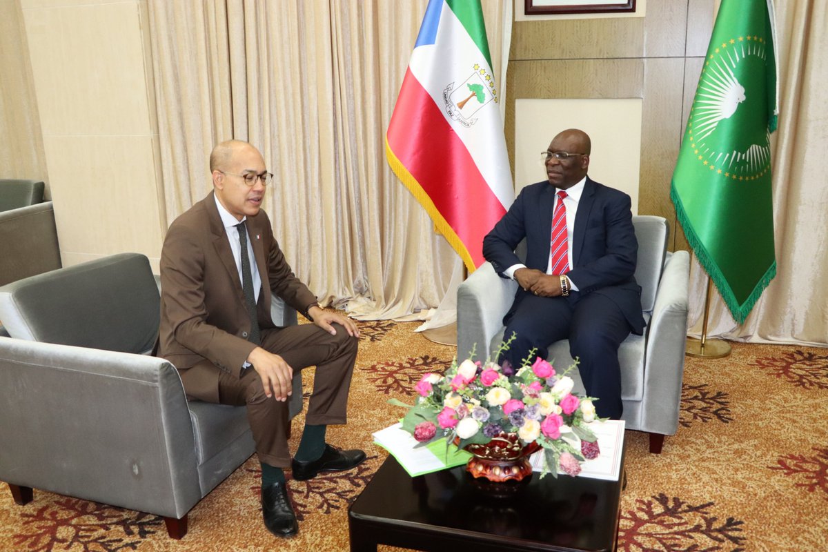 MCooperacion's tweet photo. Con el recibimiento del Ministro de Exteriores al embajador #FredConstant, #Francia y #GuineaEcuatorial retomarán juntos sus compromisos para avanzar hacia la mejora de sus relaciones. Desde la concertación, el diálogo y entendimiento mutuos https://t.co/4aNMNxeasA