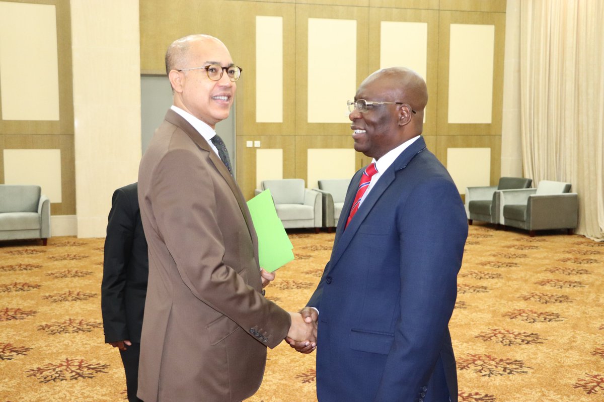 MCooperacion's tweet photo. Con el recibimiento del Ministro de Exteriores al embajador #FredConstant, #Francia y #GuineaEcuatorial retomarán juntos sus compromisos para avanzar hacia la mejora de sus relaciones. Desde la concertación, el diálogo y entendimiento mutuos https://t.co/4aNMNxeasA