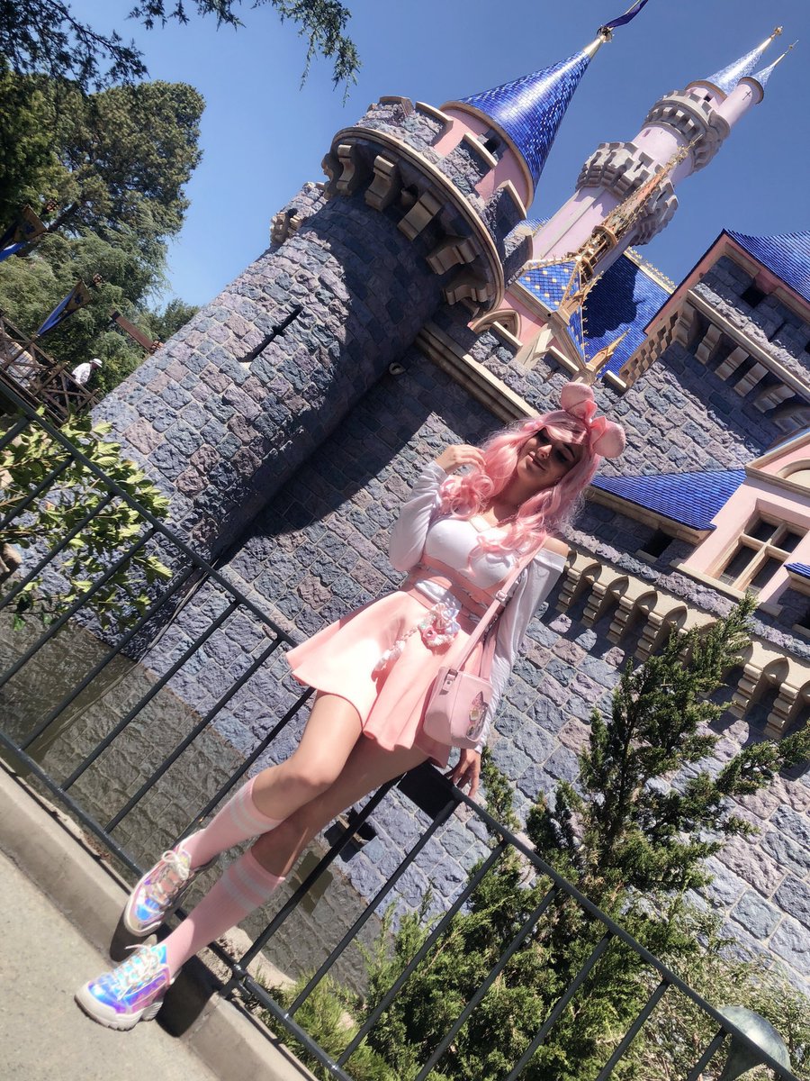 Medusadreamscos's tweet photo. Bring the queen her crown 🎀👑  #Disneyland #pastel #jfashion #pink https://t.co/5Pmjqn5mpG