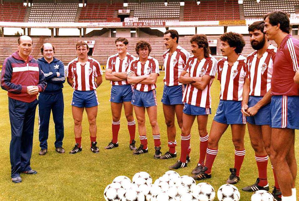 futbolretroes's tweet photo. Me encanta esta foto. Mirad las camisetas, pantalones, botas, balones, el aspecto de los propios futbolistas... #Sporting https://t.co/zSRvYuB3ks