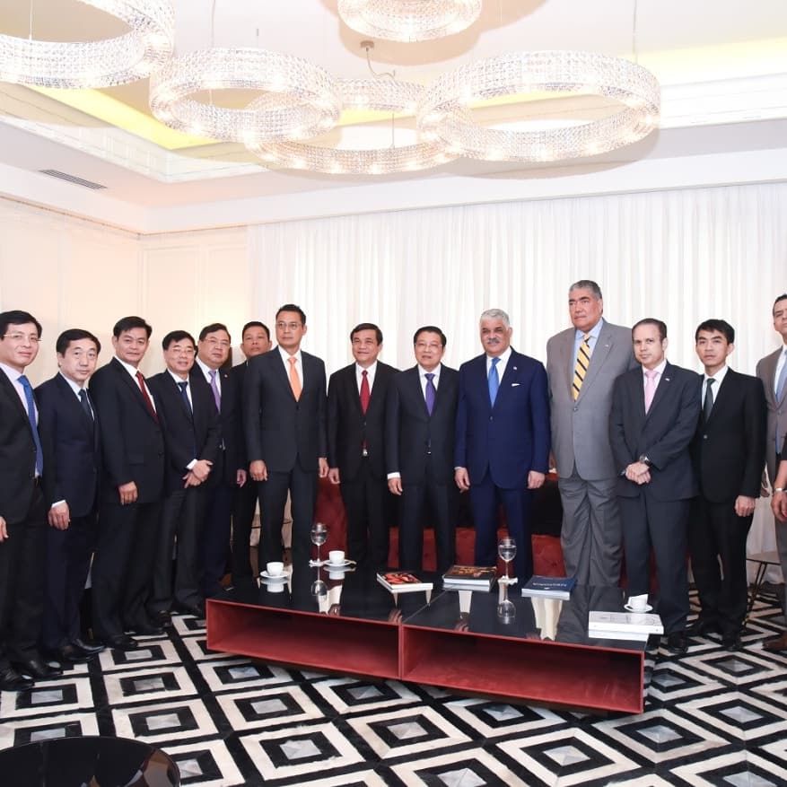 MIREXRD's tweet photo. Canciller @MiguelVargasM recibió comisión de empresarios vietnamitas acompañado del ministro para Políticas de Integración Regional, @MiguelMejia55, el viceministro, @hugofrivera y otros importantes funcionarios, donde conversaron temas de interes e intercambiaron obsequios. https://t.co/k8H6HiBd64