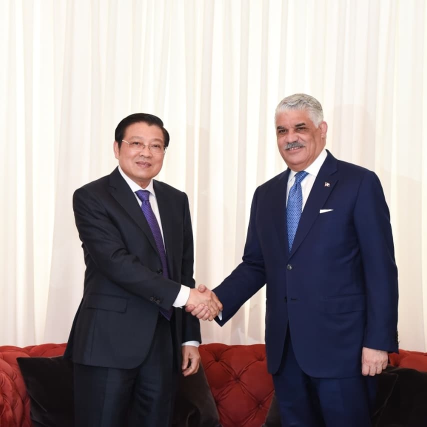 MIREXRD's tweet photo. Canciller @MiguelVargasM recibió comisión de empresarios vietnamitas acompañado del ministro para Políticas de Integración Regional, @MiguelMejia55, el viceministro, @hugofrivera y otros importantes funcionarios, donde conversaron temas de interes e intercambiaron obsequios. https://t.co/k8H6HiBd64