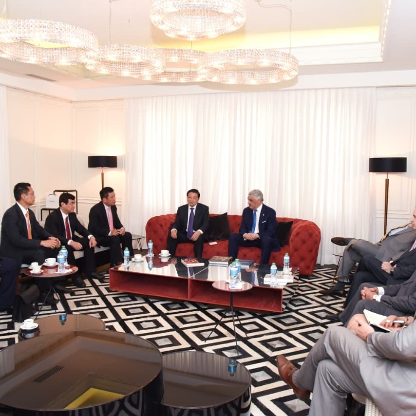 MIREXRD's tweet photo. Canciller @MiguelVargasM recibió comisión de empresarios vietnamitas acompañado del ministro para Políticas de Integración Regional, @MiguelMejia55, el viceministro, @hugofrivera y otros importantes funcionarios, donde conversaron temas de interes e intercambiaron obsequios. https://t.co/k8H6HiBd64