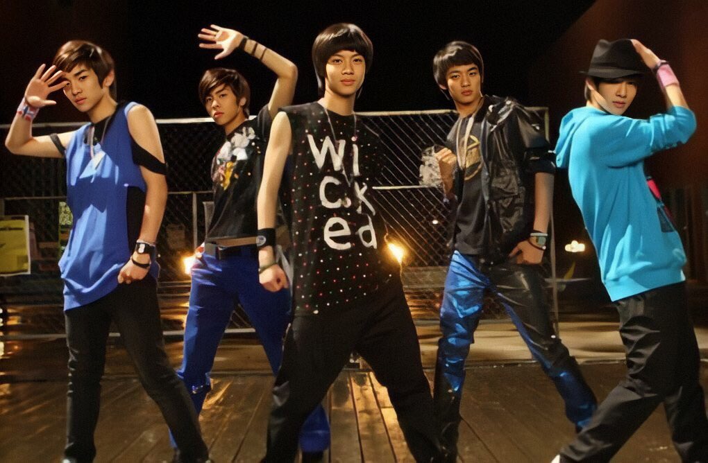 Шайни спид. Группа SHINEE. SHINEE 2008. K Pop группа SHINEE. Шайни 2006.