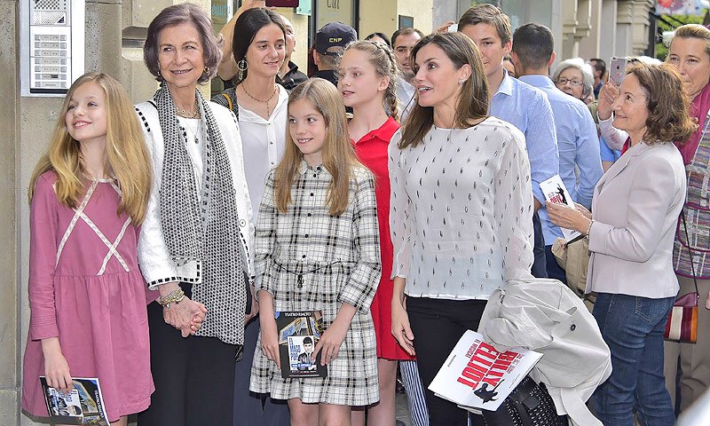 princesssleonor's tweet photo. 👭💖👭#primosqueridos #FBF to cousins Victoria Irene Leonor Sofia seeing #BillyELLIOT in theatre with Abuela Sofia 2018 https://t.co/EvQ4gVSBJa