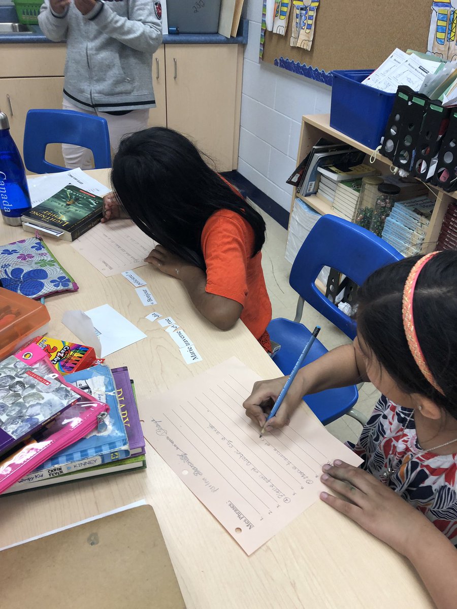 4Lofto's tweet image. Using our French skills to build sentences today. I love how this writing activity quickly became a “game” to see who could make the most sentences! 🇫🇷📝#aimlanguagelearning @Homestead_PS