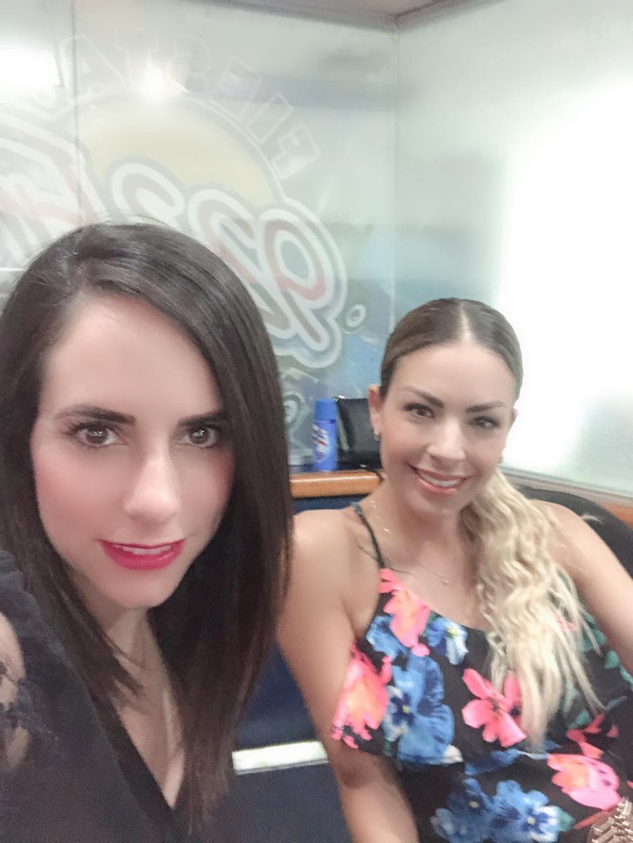 FiestaMex923's tweet photo. #DeFiestaContigo #ParDeReynas, @MyriamOficial1 y Rocío Barragán Michel #LaChiquilla platicamos de esos vergonzosos momentos que alguna vez hemos pasado, cuéntanos el tuyo: #MiPeorOsoFue... 😰😓😬😅📻🎶
#FiestaMexicana
#SiempreTeAcompaña
#TodoElDía https://t.co/CaT2GHSbQj