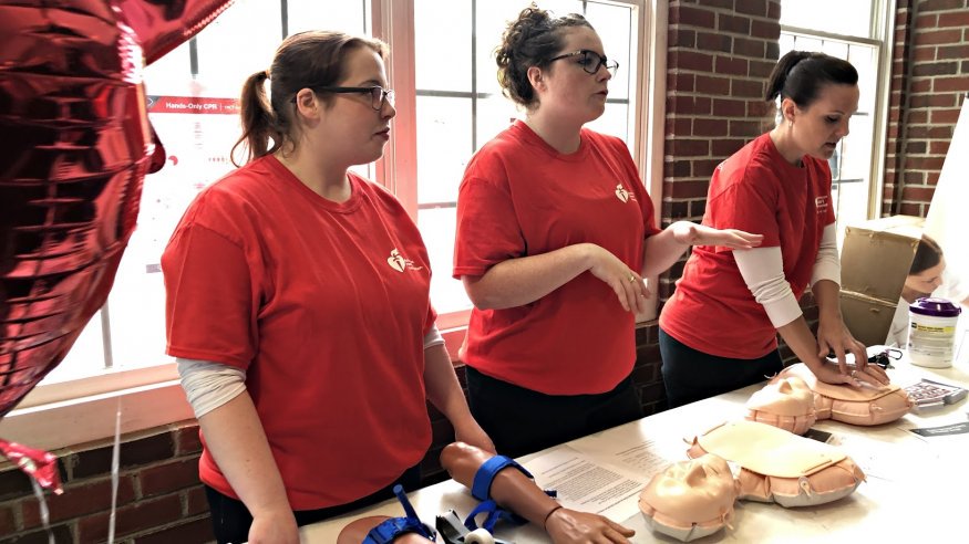 emswire's tweet photo. NHTSA Office of EMS and ACEP partner to teach Stop the Bleed and CPR. 👉 https://t.co/kCdmSu9kmb
#Bleeding_Control #CPR #EMSWeek #Hands_Only_CPR #NHTSA #EMSTraining https://t.co/zKjl6vyHiW