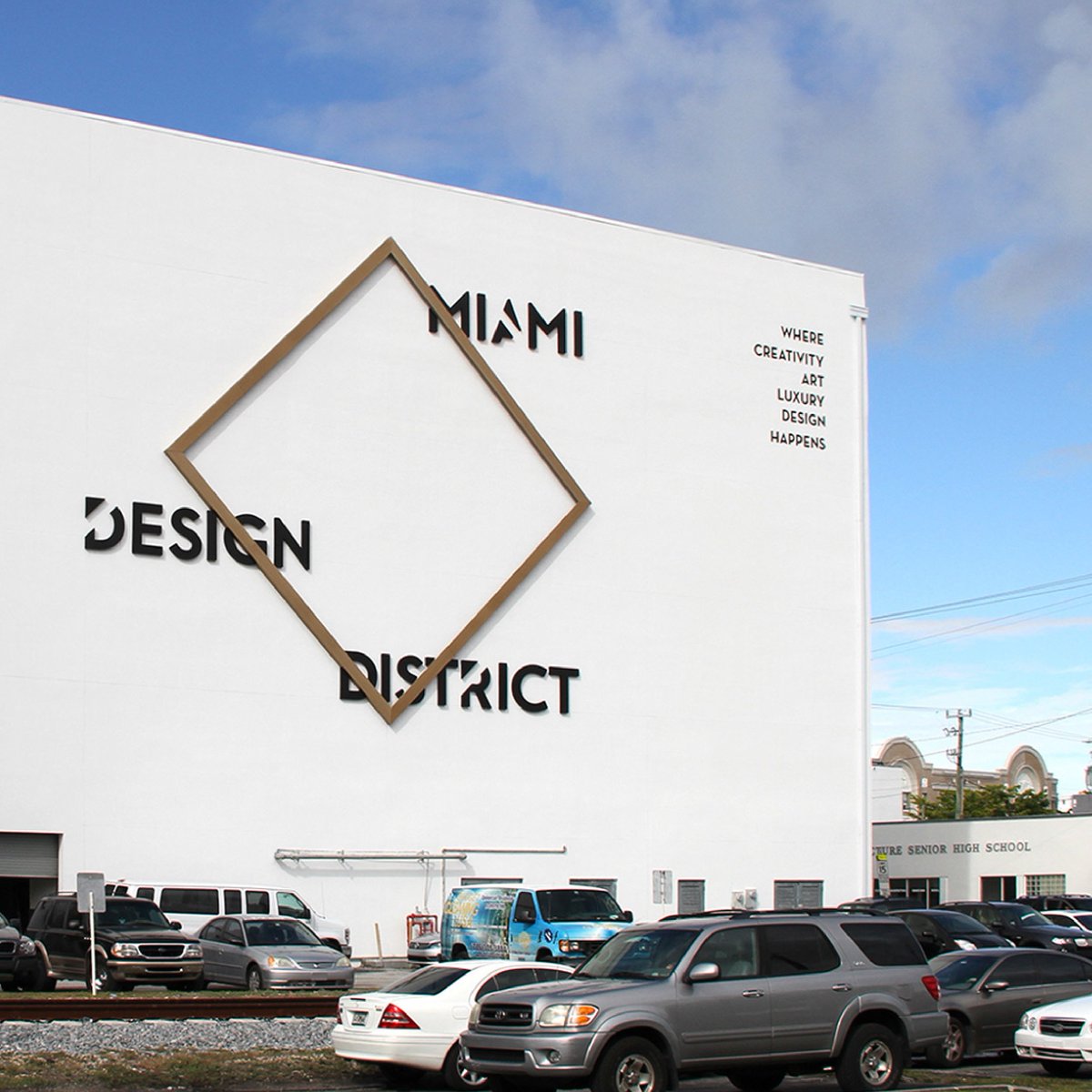 Descubre el Design District de Miami, uno de los barrios dedicado a la moda, el diseño, las artes, la arquitectura y la buena cocina. Recomendado para aquellos  que disfrutan del arte y el diseño. #Miami #DesignDistrict