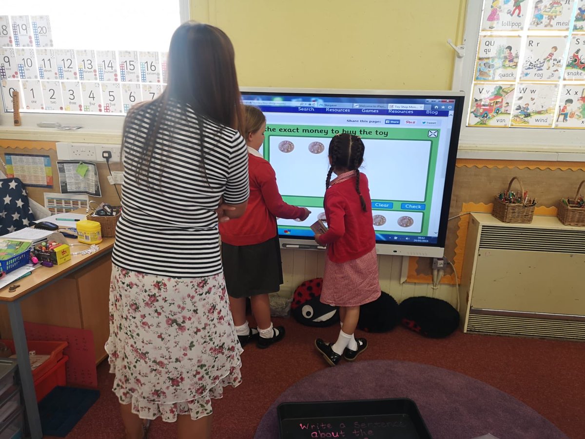 LadybankPS's tweet photo. P1/2 were busy using their new Smartboard TV paid for by Ladybank School Partnership and loved having their families joining in with their learning. #openmorning #onelearningfamily #tocodingandbeyond https://t.co/IPPqx4iG1F