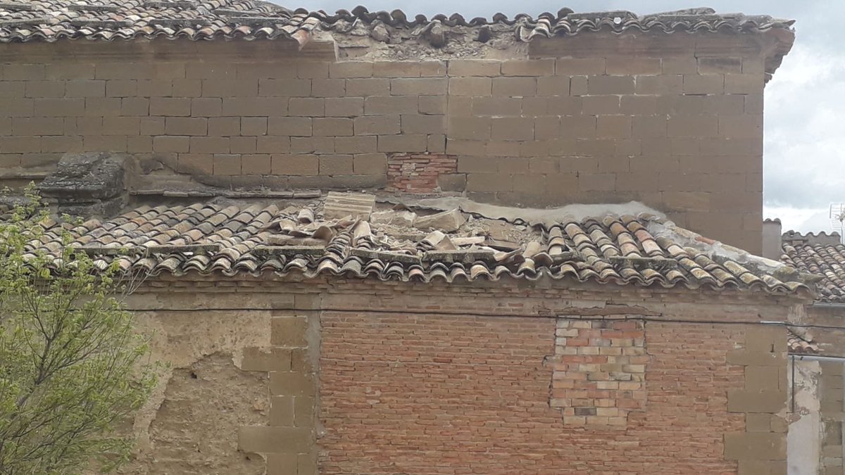 SOShu324's tweet photo. 15 años esperando y al final ha pasado lo que todos nos temíamos 😔. La techumbre de la IGLESIA DE #barluenga se ha hundido. Está incluida en el #planderestitucion del #embalsedemontearagón que @ch_ebro tiene pendiente cumplir desde hace 15 años. Ver hilo👇🏻👇🏻 https://t.co/ZC3K9JlI3B