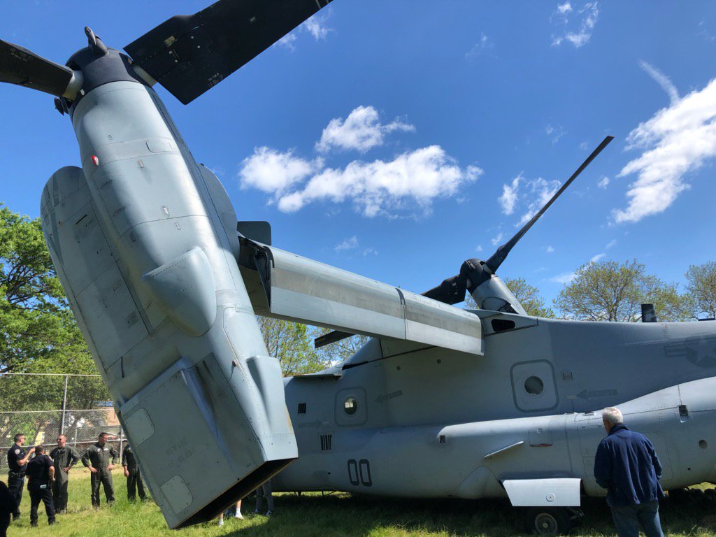 FDNY's tweet photo. #FDNY members from #Ladder125 #Engine326 #Engine260 #Battalion52 #Station54 assisted at today’s @USMC landing at Kissena Corridor Park in #Queens. While the helicopter landed, units stood by with foam, dry chemical, and extraction equipment. https://t.co/lLjCaUmqTm