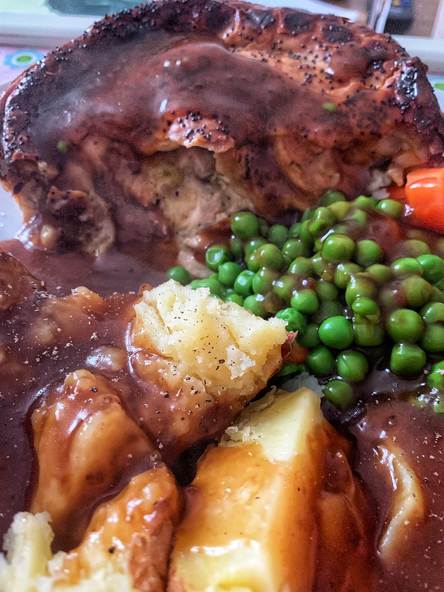 lizzieeats's tweet image. Not just any pie. This is fancy pants @marksandspencer oh hell we need to eat as much out of the freezer as poss before we move chicken pie. And it was bloody delicious. And I actually ate half 🙈 And I’m probably going to have a Magnum. #eatingfortwo