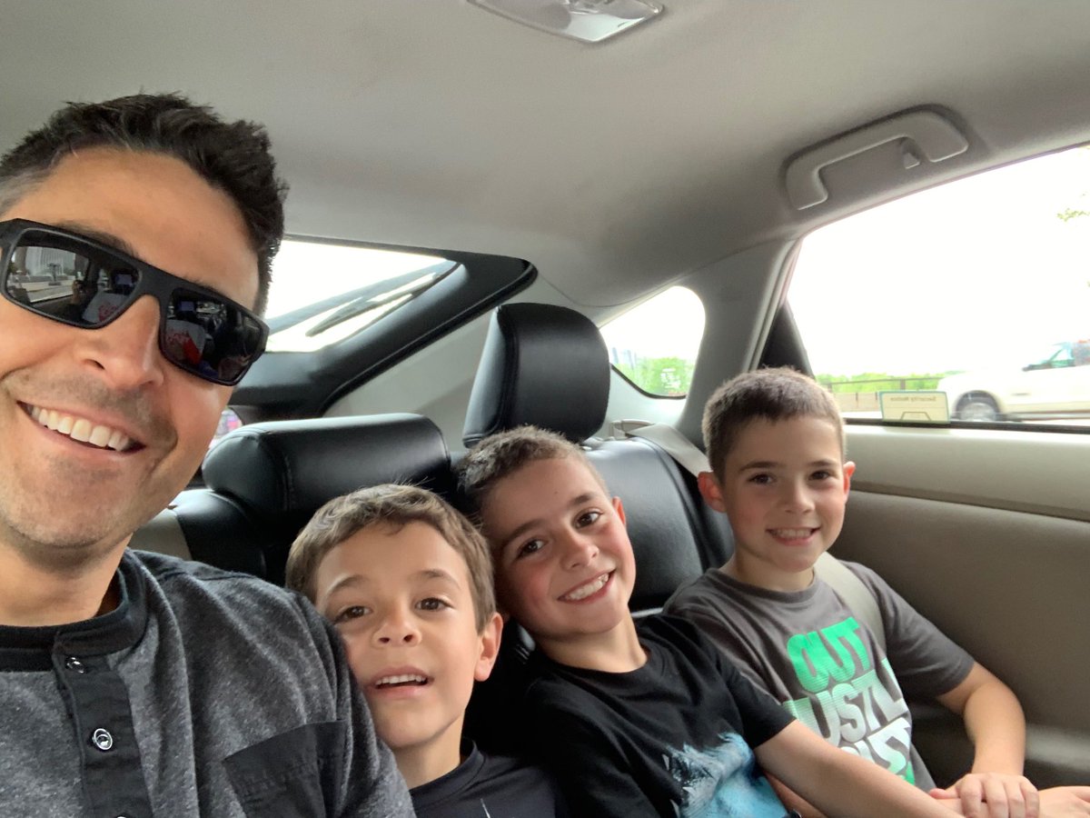 dan_valenti's tweet photo. Just cabbing it in the city.  #valentiboys #chicago https://t.co/YS9tWo0JZy