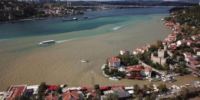 Paleosismolog's tweet image. As a result of heavy rain and hail, which is effective throughout Istanbul, mud flowed into Bosphorus Strait, where Göksu and Küçüksu creek flow into the sea (#Mudflow)