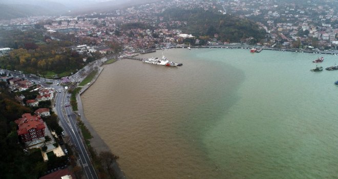 Paleosismolog's tweet image. As a result of heavy rain and hail, which is effective throughout Istanbul, mud flowed into Bosphorus Strait, where Göksu and Küçüksu creek flow into the sea (#Mudflow)