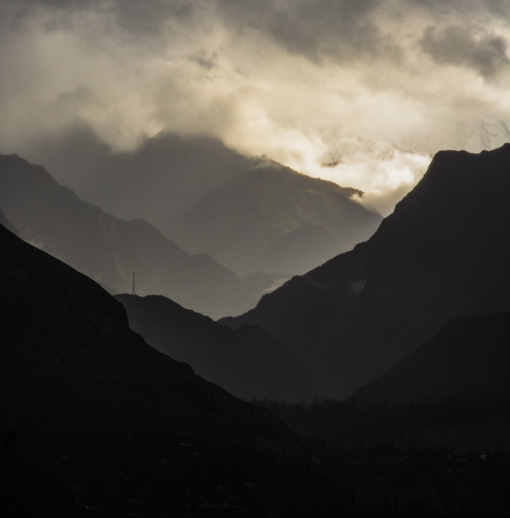 thehunzailad's tweet photo. That's the Scom tower from where i get full 4g signals.😂

#HunzaToday #BeautifulPakistan https://t.co/awB2OWrbD2