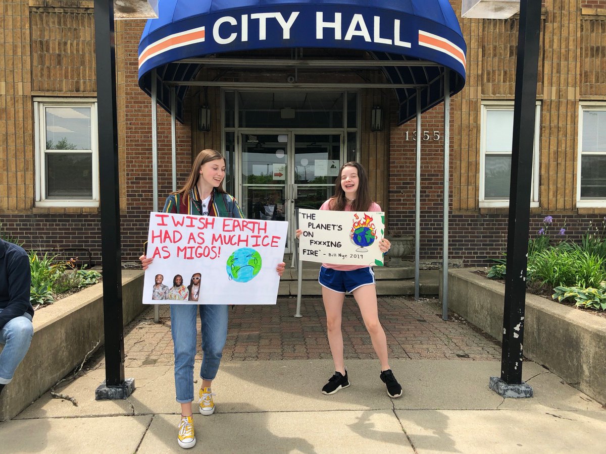 MotownMovement's tweet photo. 2 of the 3 #ClimateStrike'rs in Lincoln Park, MI; amazingly passionate and dedicated, thank you! #FridaysForFuture https://t.co/4JOsyR93IY