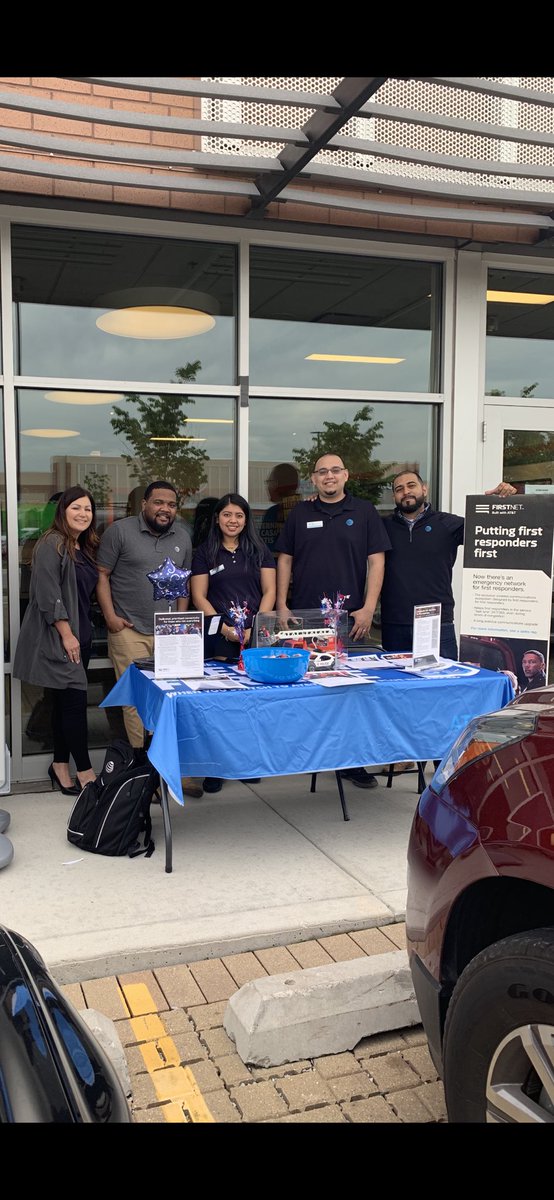 BrandyJaime's tweet photo. Archer Heights crew getting loud and proud with First Net #GLM #greaterlakesmkt @TomMonahan10 @PaulaVofGLM @dbustamante1210 https://t.co/gmYDpQpDV2