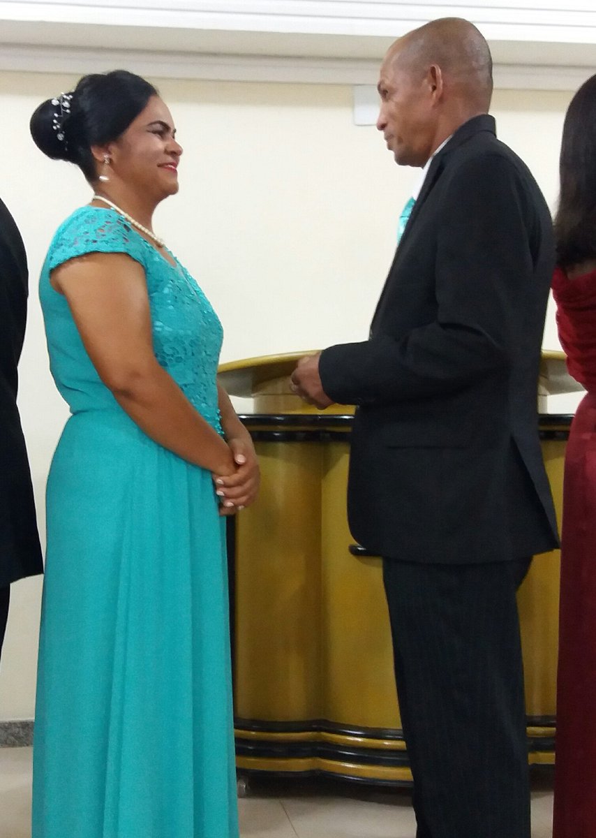 AlineBeliver's tweet photo. Meus pais ontem na renovação dos votos de casamento ❤❤ https://t.co/z2haviqtw1