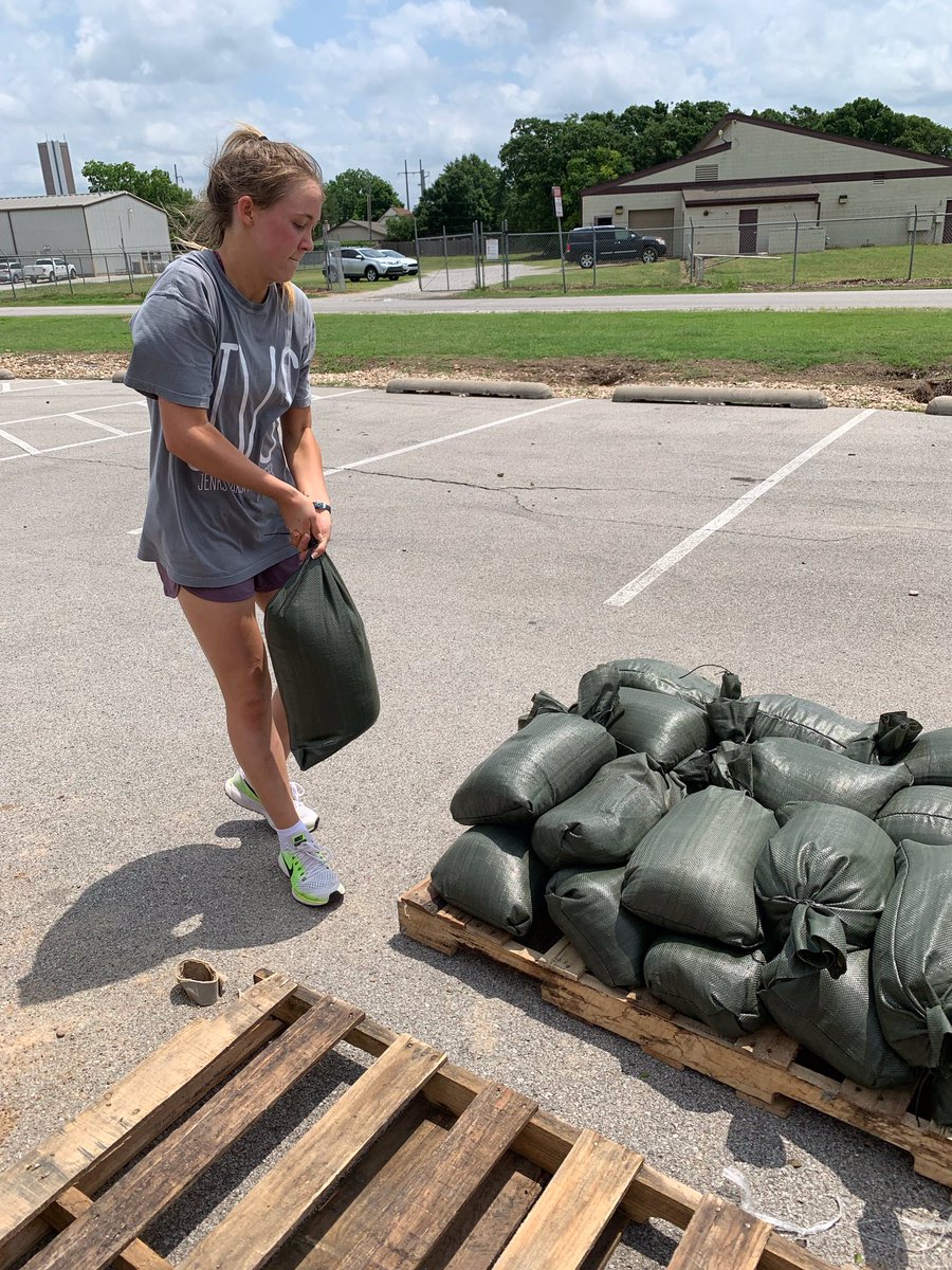 JenksSoccer's tweet image. Thankful for these girls who spent hours filling and loading up sand bags for the Jenks community 💪 #servantleaders
