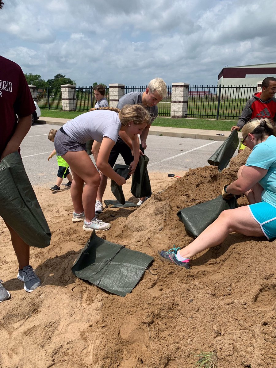 JenksSoccer's tweet image. Thankful for these girls who spent hours filling and loading up sand bags for the Jenks community 💪 #servantleaders
