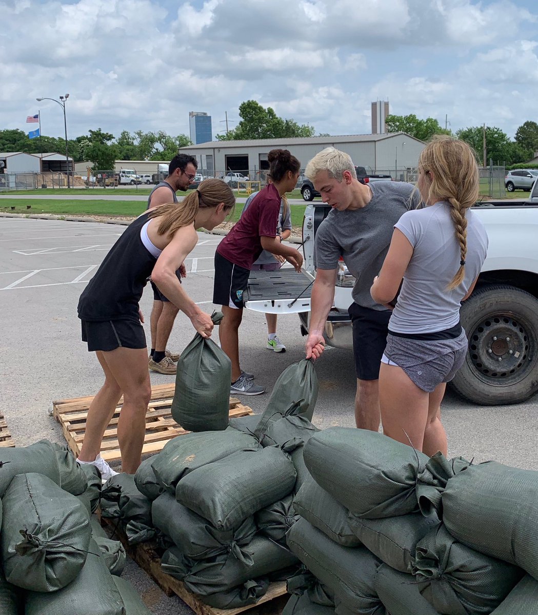 JenksSoccer's tweet image. Thankful for these girls who spent hours filling and loading up sand bags for the Jenks community 💪 #servantleaders