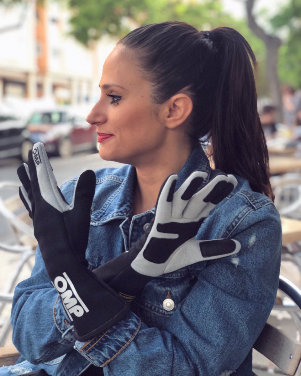 luygalan's tweet photo. Cuando estás tan feliz con tus guantes que no te los quitas ni para tomar café 🖤👏🏽 😁🧤 CUÁNDO LOS ESTRENAMOS?? El próximo finde nos vamos de tandas!! @103octanos #ascari #circuitodeascari #103octanos #plemarsport #quieroestrenarlosya #regalosquemolan #omp @OMP_ES https://t.co/Fwj2I5UGuW