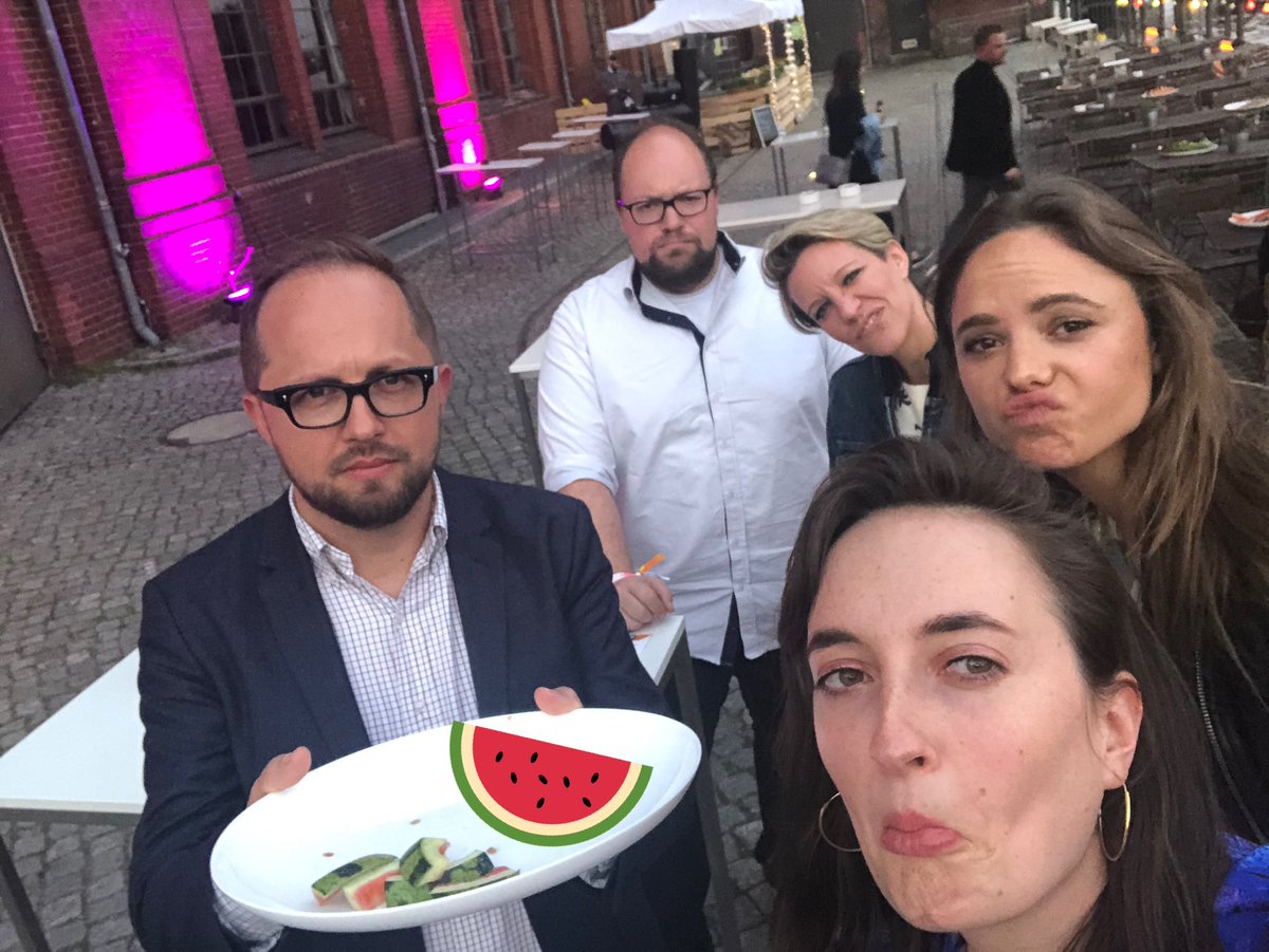 No awards but at least we had yummy watermelon 🍉 . #teamsiemens is still happy and ready to party #dpok  #awesomecomms @Lisawithnoname <a href="/JohannaPrestele/">Johanna Prestele</a> <a href="/andiwunderlich/">Andreas Wunderlich</a> <a href="/Crimson1893/">Joachim Hechinger</a>