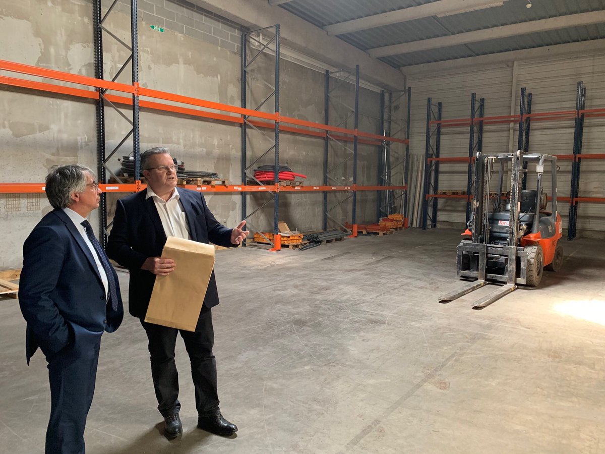 Laurent_Somon's tweet photo. Puis échange avec les élus du territoire à #Fouilloy, visite des futurs locaux du groupe #InfraBuild, constructeur de réseau d’#énergie et de #télécommunication par son Président Joël Péron https://t.co/MvuCAeHYSk