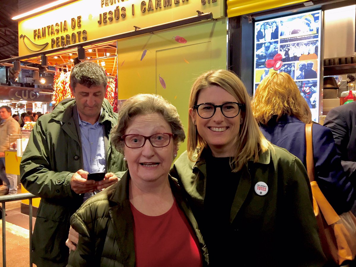 MenutsRosa's tweet photo. Avui candidats i membres de les llistes a les #Municipals2019BCN han visitat el mercat convidats per l’Associació de comerciants de @la_boqueria hem aprofitat per anar a saludar @elsa_artadi https://t.co/rThEdHldN9