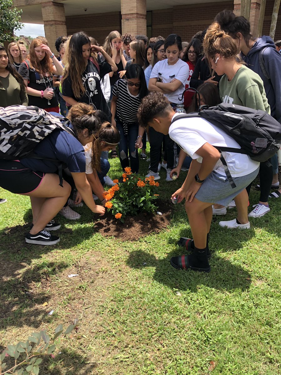 laurenambeau's tweet photo. Today we dedicated a beautiful plant surrounded by a rock garden to Mrs. Anne Cox, former Teen Leadership teacher at Brookside, who passed away after a courageous battle with cancer last year. We LOVE you Ms. Cox! You will love on in our hearts forever! ❤️ https://t.co/vwPcQ37R0W