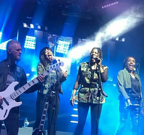 JamiroquaiFanss's tweet photo. @JamiroquaiHQ
🔘 @PaulTurnerBass and #Jamgirls
💕 @ValerieEtienne
💕 @AnnaRoss33
💕#HazelFernandes
#live #poland https://t.co/dnsOkQo9J3